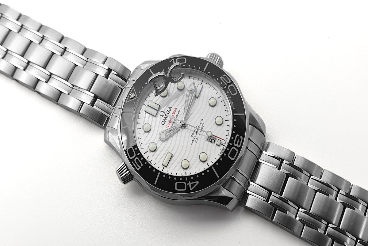 Seamaster Diver 300M 0me*ga Co-Axial Master Chronometer 42mm White Dial with Black Bezel